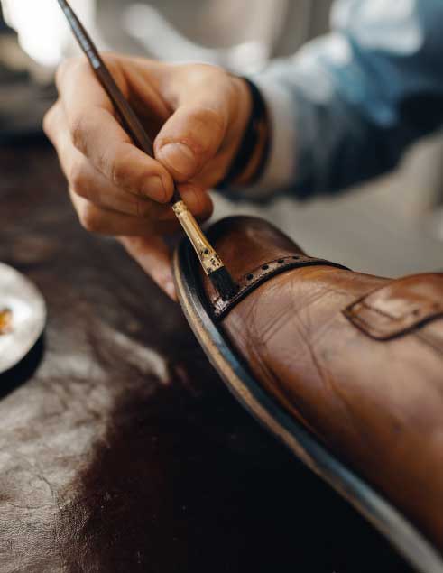 reparacion de calzado tintando zapatos